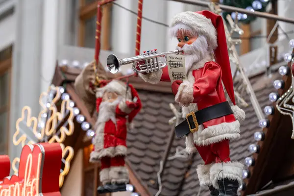 Noel Baba 'nın Noel pazarında koz olarak çalması. Lucerne İsviçre