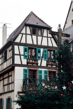 Fransa 'nın Kaysersberg kentindeki Fransız köyünde Noel' de yarı keresteli bina ya da ev çürüdü.