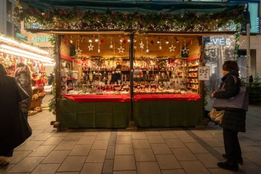 Münih, Almanya - 2 Aralık 2024: Marienplatz 'da süs ve dekorasyon satan Noel pazarı standı