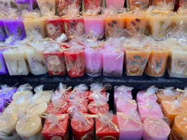 Augsburg Almanya Noel pazarında satılık çeşitli meyveler kokulu mumlar.