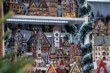 Zürih İsviçre 'deki bir Avrupa Noel pazarında satılık Noel köyleri