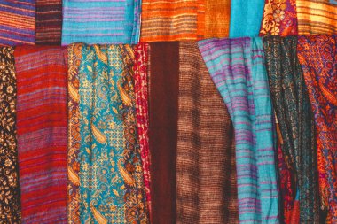 Tekstil - battaniye ve eşarplar - pazarda satılık