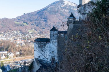 Salzburg Avusturya 'ya bakan güneşli bir günde Hohensalzburg Kalesi' nin kalesi