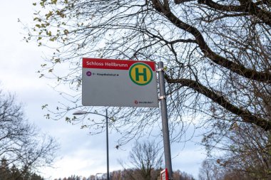 Salzburg, Avusturya - 3 Aralık 2017: Schloss Hellbrunn (kale) turizm merkezi için otobüs durağı