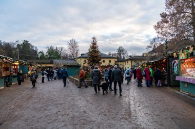 Salzburg, Avusturya - 3 Aralık 2017: Süslemeli Noel ağaçları ve Hellbrunn Şatosu Noel pazarındaki ziyaretçiler