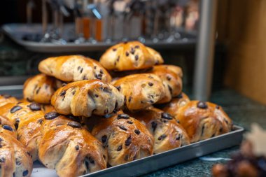 Au Pain Chocolate - Fransız pastanesinde sergilenen çikolatalı kruvasanlar - Strasbourg France