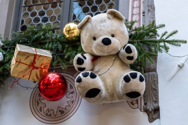 Strasbourg, Fransa 'daki bir binanın Noel süslemeleri şirinmiş.