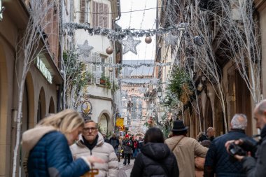 Strasbourg, Fransa - 6 Aralık 2024: Strasbourg 'un süslü sokaklarında Noel boyunca bir grup insan geziniyor