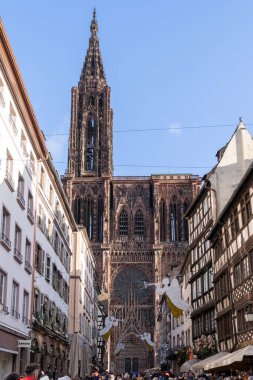 Strasbourg, Fransa - 6 Aralık 2024: Noel pazarları sırasında çok kalabalık sokaklar, Notre Dame Katedrali manzarası