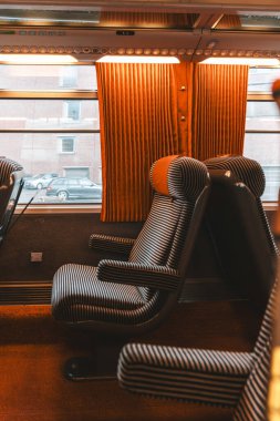 Fransız treninin içinde birinci sınıf koltuklar - TGV SNCF demiryolu yolcu vagonu