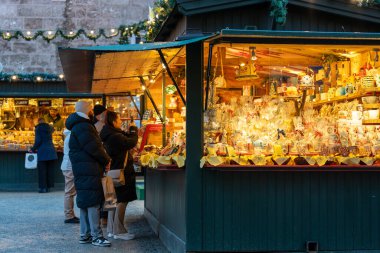 Salzburg, Avusturya - 28 Kasım 2024: Müşteriler Salzburg 'daki bir Noel standında fotoğraf çekiyor
