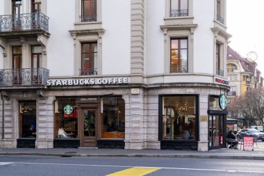 Vevey, İsviçre - 11 Aralık 2024 Vevey İsviçre kantonu Vaud 'daki Starbucks Kafe