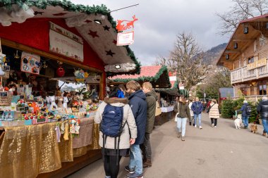Montreux, İsviçre - 11 Aralık 2024: Müşteriler Montreux İsviçre Noel Pazarı 'ndaki stantlara bakıyorlar