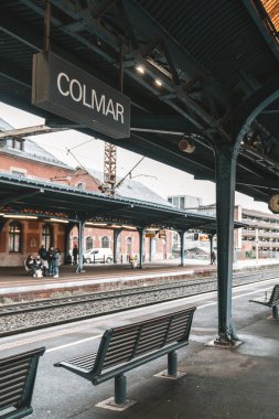 Colmar, Fransa - 7 Aralık 2024: Colmar tren istasyonunda, banklarla