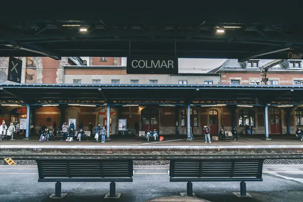 Colmar, Fransa - 7 Aralık 2024: Colmar tren istasyonunda, banklarla