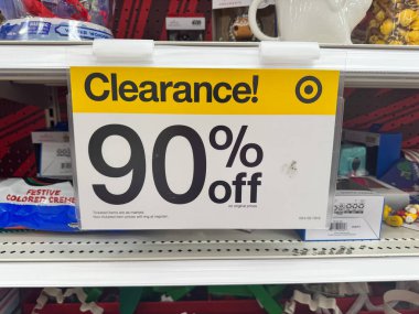 Merrifield, Virginia - 30 Aralık 2024: Arta kalan Noel ürünlerinde yüzde 90 indirimli reklam