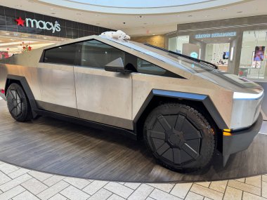 McLean, Virginia - 27 Aralık 2024: Tysons Corner Center Mall içine park etmiş bir Siber Kamyon, bir Tesla bayiliğinin reklamını yapıyor.