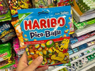Basel, İsviçre - 9 Aralık 2024: Hand, Haribo Pico-Ballo şekilli şekerleme paketini tutuyor