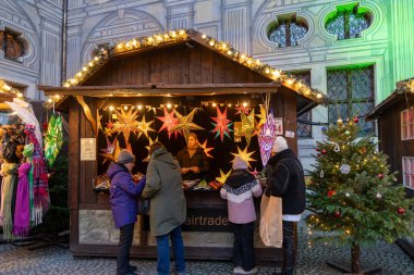 Münih, Almanya - 4 Aralık 2024: Münih Residenz 'deki İmparator Mahkemesi' nde (Kaiserhof) Noel pazarı, kağıt yıldızları satıyor.