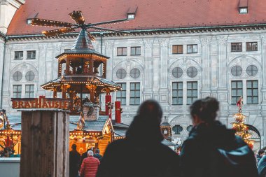 Münih, Almanya - 3 Aralık 2024: Akşam erken saatlerde Münih Residenz İmparatorluk Sarayı 'nda (Kaiserhof) Noel pazarı. Yiyecek tezgahları