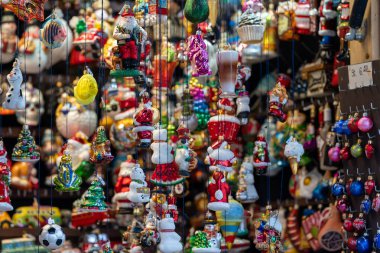 Münih Noel pazarında çeşitli cam Noel süsleri sergileniyor