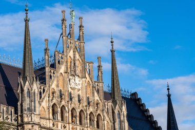 Mavi gökyüzü olan Münih 'in yeni belediye binası. Neue Rathaus, Marienplatz 'daki ünlü neo-gotik saray tarihi merkezde kasaba meydanında. Almanya Bavyera