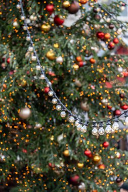 Edison ampul stili Noel ışıkları Noel ağacının arka planında seçici odak, kasıtlı bulanıklık