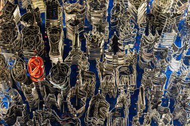 Münih 'teki bir Alman Noel Pazarı' nda her türlü metal kurabiye kalıbı satılıyor.