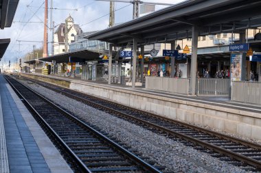Augsburg, Almanya - 3 Aralık 2024: Augsburg tren istasyonu - Deutsche Bahn, platform ve rayların manzarası