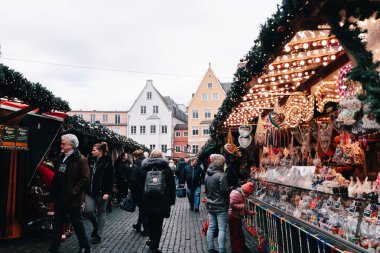 Augsburg, Almanya - 3 Aralık 2024 Gündüz vakti Augsburg Noel Pazarı 'nda, kabinler ve tezgahlar