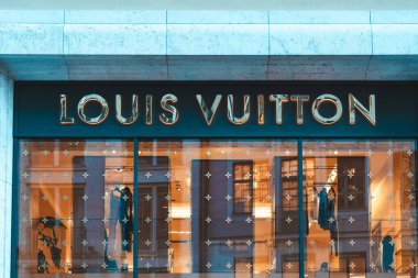 Münih, Almanya - 3 Aralık 2024: Münih Almanya 'da bir Louis Vuitton mağazasının imza ve logosu
