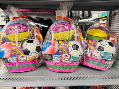 Vadnais Heights, Minnesota - 17 Şubat 2025: Oyuncak ve şekerle dolu dev çocuk paskalya sepetleri Walmart 'ta sergileniyor