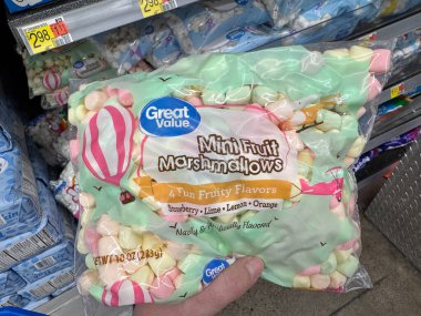 Vadnais Heights, Minnesota - 17 Şubat 2025: Walmart marka meyveli şekerlemeler Walmart 'ta satılık