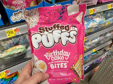 Vadnais Heights, Minnesota - 17 Şubat 2025: Doldurulmuş Puff aromalı lokum ısırıkları WalMart 'ta satılıktır.