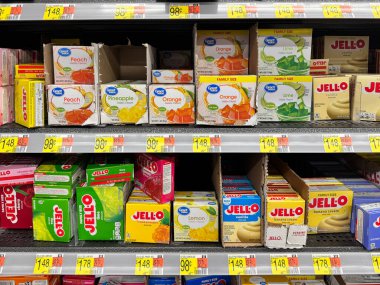Vadnais Heights, Minnesota - 17 Şubat 2025: Bir markette çeşitli jöle, jelatin ve puding karışımları raflarda sergileniyor