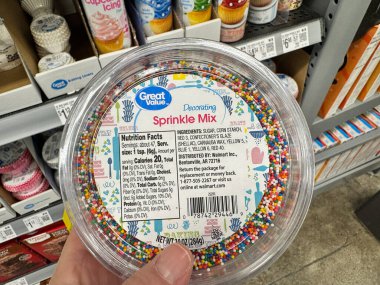 Vadnais Heights, Minnesota - 17 Şubat 2025: Pasta ve kurabiye dekorasyonu için Walmart marka yuvarlak şeker çubukları