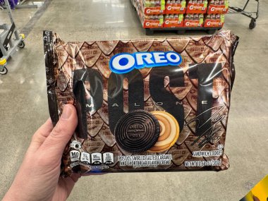 Vadnais Heights, Minnesota - 17 Şubat 2025: Post Malone özel baskı Oreo Kurabiyeleri Paketi