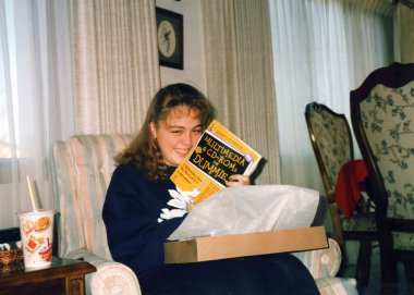 1990 - Brooklyn Park, Minnesota: Genç kız, Aptallar için bir CD Rom ve Multimedya bilgisayar kitabı hediye etti. Büyücü eski ve taranmış, kusurları olabilir.