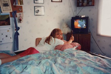 1995 - Minnesota: 90 'ların yatak odasındaki genç kız, bir su yatağında CRT televizyonunda çizgi film izliyor