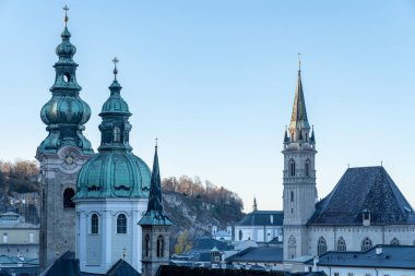 Salzburg Avusturya 'da güneşli bir kış gününde gün batımında eski ortaçağ binaları