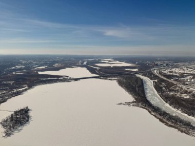 Güneşli bir kış gününde Minnesota 'nın banliyölerindeki Mississippi Nehri' nin havadan görünüşü