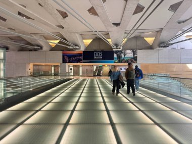 Dulles, Virginia - 22 Şubat 2025: Washington Dulles Uluslararası Havalimanı 'ndaki bir geçitte