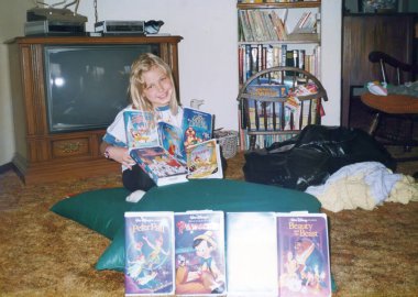 1990 - Minneapolis, Minnesota: En sevdiği 80 'ler ve 90' ların VHS kasetleri koleksiyonunu elinde tutan bir çocuğun klasik aile fotoğrafı