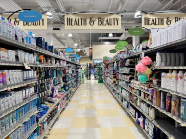 Viyana, Virginia - 12 Mart 2025: Harris Teeter bakkalında sağlık ve güzellik bölümü