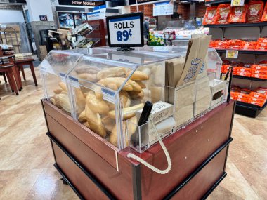 Viyana, Virginia - 12 Mart 2025: Harris Teeter marketinde self servis ekmekleri