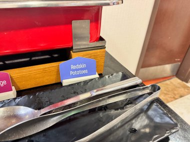 Kızıl derili patatesler için bir otel büfesine imza atın.