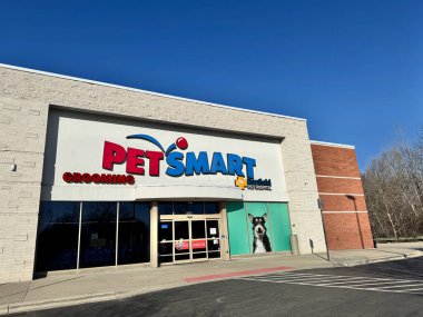 Reynoldsburg, Ohio - 18 Mart 2025: Petsmart ve Banfield Pet Hospital evcil hayvan mağazasının dış görünümü