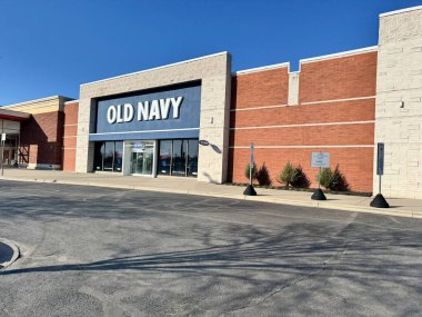 Reynoldsburg, Ohio - 18 Mart 2025: Old Navy giyim mağazasının dış görünüşü