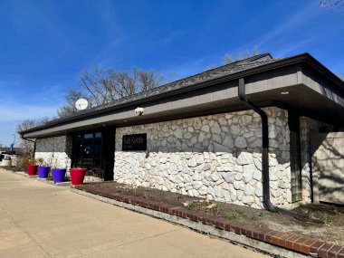 Oakwood, Illinois - 18 Mart 2025: 74 (I-74) karayolu dışındaki Salt Kettle Dinlenme Alanının dış görünümü)