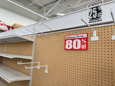 Rockford, Illinois - 19 Mart 2025: Joann Kumaş ve Esnaf Mağazası 'nın kapanış dekoru seçimi, tüm mağazalar kapanıyor